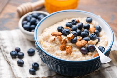 Crock-Pot oatmeal with blueberries and almonds